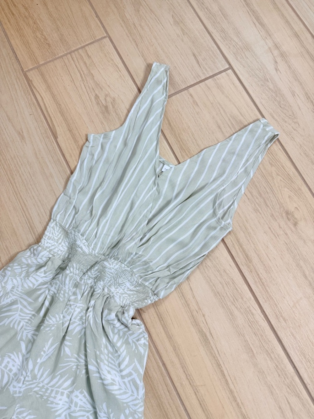LASCANA TropicalLeaf Jumpsuit Size2 Light Green Smocked Waist WideLeg Sleeveless - Picture 2 of 6